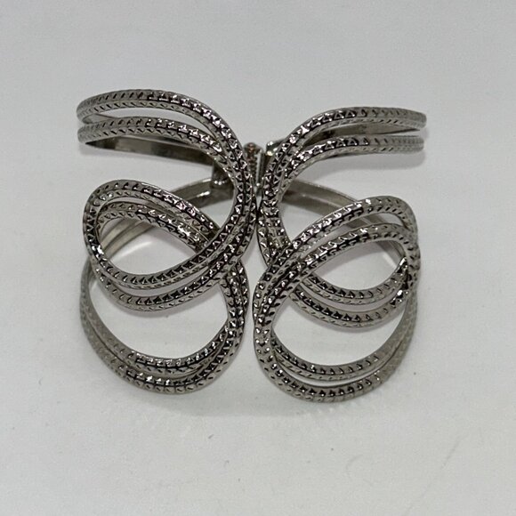 Vintage-Inspired Silver-Tone Openwork Hinged Bracelet Elegant Design - Picture 3 of 9